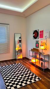 una camera con tappeto a scacchi sul pavimento di شقق ميد كانتري a Khamis Mushayt