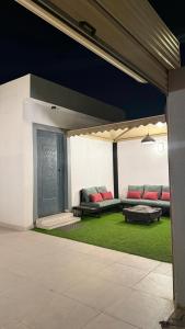 un patio con due divani sotto un tetto di شقق ميد كانتري a Khamis Mushayt