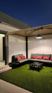 un soggiorno con un divano e un tavolo di شقق ميد كانتري a Khamis Mushayt Altre 6 foto