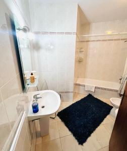 een badkamer met wastafel, douche en toilet bij Casa do Omega do Foz in Foz do Arelho