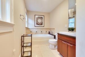 un bagno con un water, una vasca e un lavandino di Hudson River Views Briarcliff Manor Home with Deck a Briarcliff Manor Altre 37 foto