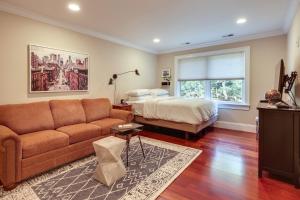 un soggiorno con un divano e un letto di Hudson River Views Briarcliff Manor Home with Deck a Briarcliff Manor