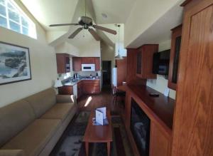 un soggiorno con un divano e un ventilatore a soffitto di Lighthouse Pointe Resort a Point Arena