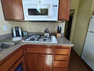 una cucina con fornelli e microonde di Lighthouse Pointe Resort a Point Arena Altre 2 foto