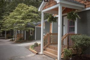 una casa con una scala in legno che conduce a un portico di 1- Lookout Mountain Cottage a Lookout Mountain