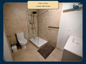 Ένα μπάνιο στο Terra Verde Appartement nature tout équipé près de Gap +9 φωτογραφίες