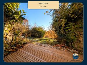 een houten pad met een bordje waarop 'hermite trends' staat bij Terra Verde Appartement nature tout équipé près de Gap in Gap +2 foto's