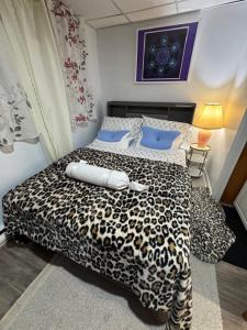 Giường trong phòng chung tại Appartement Cool à Longueuil Plan A