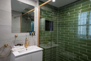 Ένα μπάνιο στο Town Square Motel +48 φωτογραφίες