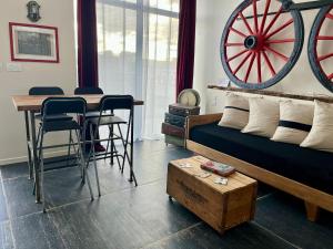 ナントにあるExclusivité - La Maison à Vapeurのベッドと壁に車輪が付いたテーブルがある部屋