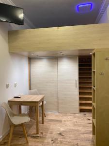 Ảnh trong thư viện ảnh của Pokoj z antresolą ở Wrocław