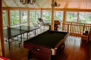 Zimmer mit 2 Tischtennisplatten in der Unterkunft Pensjonat Antoś in Baligród