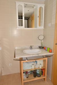 bagno con lavandino e specchio di Apartamento Santa Fe a Lloret de Mar