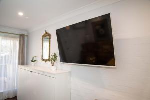 Μια τηλεόραση ή/και κέντρο ψυχαγωγίας στο Town Square Motel