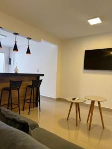 ein Wohnzimmer mit Sofa und Tisch in der Unterkunft RM Hospedage Unidade Amapa 2 in Cabo Frio