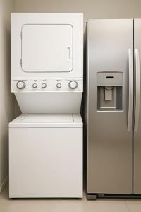 un frigorifero con distributore d'acqua in cima di Maalaea Oceanfront Condo a Wailuku Altre 14 foto