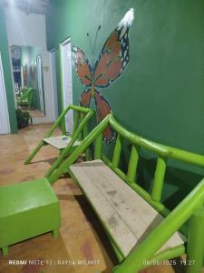 ein Zimmer mit einem Schmetterling an der Wand in der Unterkunft Parador tropical in Las Galeras