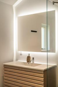 Ένα μπάνιο στο Newly built luxury summer house +11 φωτογραφίες