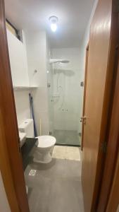 ein Badezimmer mit Toilette und Glasdusche in der Unterkunft Condomínio encantador com piscina in Ipojuca + 24 Fotos