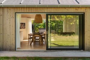 Κήπος έξω από το Newly built luxury summer house