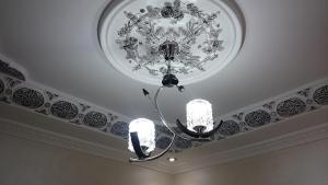 een kroonluchter in een kamer met een plafond bij Jawharat Tetouan in Souani