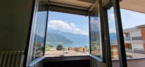 ein Blick auf das Meer aus einem Fenster in der Unterkunft Melide Apartment LakeView close to Swissminiatur in Melide