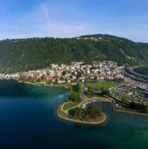 eine Insel inmitten eines Gewässers in der Unterkunft Melide Apartment LakeView close to Swissminiatur in Melide + 16 Fotos