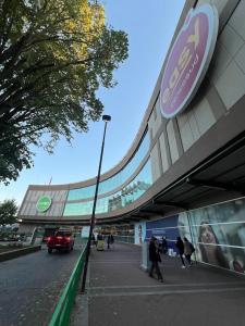 Un edificio con un cartel al costado. en Aloja Hotel - Ex Bilbao, en Osorno