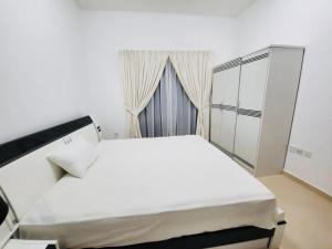 Ένα ή περισσότερα κρεβάτια σε δωμάτιο στο Ajman holiday home +17 φωτογραφίες