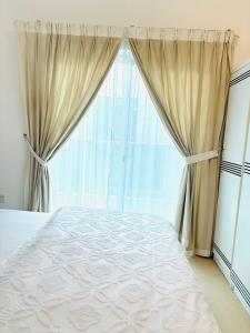 Ένα ή περισσότερα κρεβάτια σε δωμάτιο στο Ajman holiday home