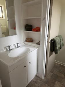 a bathroom with a sink and a mirror at Lumsden Motel in Lumsden +62 photos