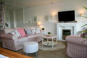 un soggiorno con due divani e un camino di Aurelia's Meerblick a Hansaland