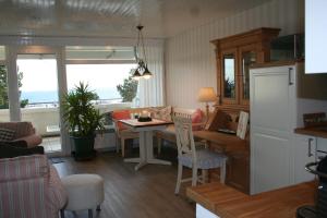 una cucina e un soggiorno con tavolo e sedie di Aurelia's Meerblick a Hansaland