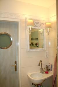 un bagno con lavandino e specchio di Aurelia's Meerblick a Hansaland