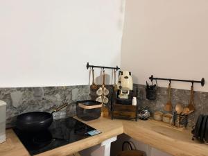 een aanrecht met keukengerei op een aanrecht bij Villa Forgione in Grottaminarda