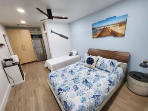 una camera da letto con un letto e un ventilatore a soffitto di Close to hard rock stadium and guitar casino a Pembroke Pines