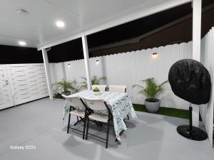 un tavolo bianco e sedie su un patio di Close to hard rock stadium and guitar casino a Pembroke Pines