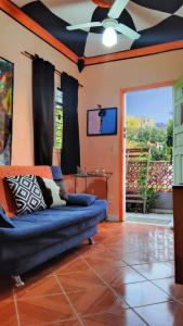 Μια τηλεόραση ή/και κέντρο ψυχαγωγίας στο Casa Encanto - Artistic Guesthouse in Vidigal