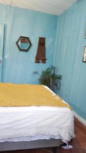 Ένα ή περισσότερα κρεβάτια σε δωμάτιο στο Casa Encanto - Artistic Guesthouse in Vidigal