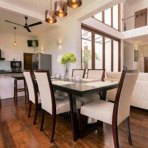 a dining room with a table and chairs at Penthouse Bandarawela in Bandarawela