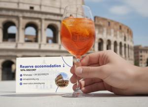 een persoon met een glas wijn voor een gebouw bij Charming 2 Suite Apt - 20 min Colosseo & Metro 5 min in Rome +9 foto's