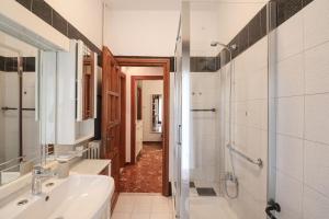 een badkamer met een wastafel, een douche en een bad bij Charming 2 Suite Apt - 20 min Colosseo & Metro 5 min in Rome