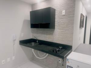 eine Küche mit Spüle und Theke in der Unterkunft FLATS CAMPINA GRANDE - BSH FLATS - Melhor custo benefício in Campina Grande
