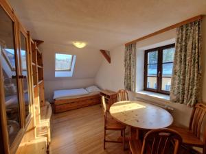 Un pat sau paturi într-o cameră la Ferienwohnungen Viktoria Buchegger