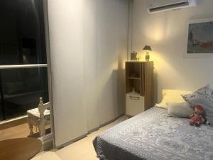 Corredor Suite - Eira Building - Santa Marta في سانتا مارتا: غرفة نوم مع دمية الدب يجلس على سرير +11 صورة