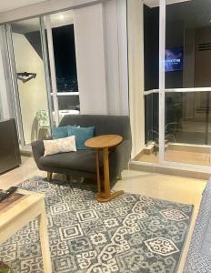 Corredor Suite - Eira Building - Santa Marta في سانتا مارتا: غرفة معيشة بها أريكة وطاولة