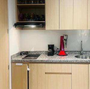 Corredor Suite - Eira Building - Santa Marta في سانتا مارتا: كونتر مطبخ مع خلاط ومغسلة