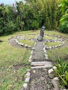 Eine Person kniet auf einem Weg in einem Garten in der Unterkunft Apartamento ArteSAna in Monteverde Costa Rica