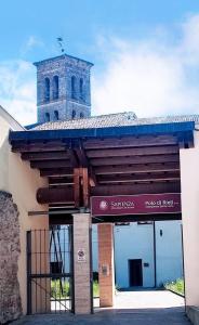 een gebouw met een klokkentoren op de achtergrond bij Loft Altobelli in Rieti