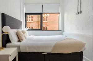 ein Schlafzimmer mit einem großen Bett und einem Fenster in der Unterkunft 1 Bed Central Leeds Luxury Stay in Leeds